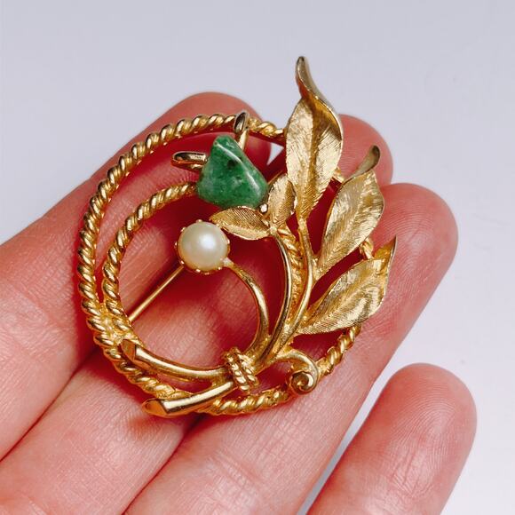 Vintage 50s Gold Tone Leaf Wreath Brooch Faux Pearl Green Stone Mid Century Pin - Picture 3 of 9